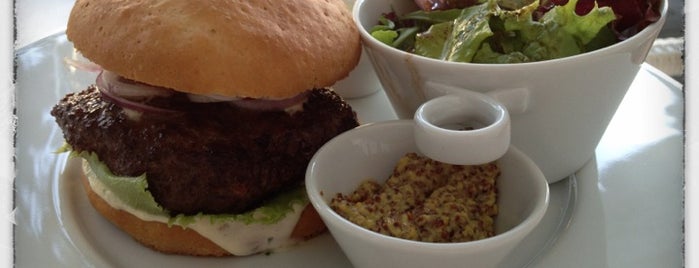 IKON restaurant & lounge is one of Burgerblog.hu - 2013 legjobb hamburgerei.