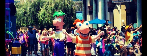 Phineas & Ferb's Rockin' Rollin' Dance Party is one of Orte, die KENDRICK gefallen.