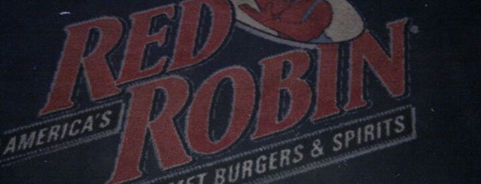 Red Robin Gourmet Burgers and Brews is one of Tempat yang Disukai Erin.
