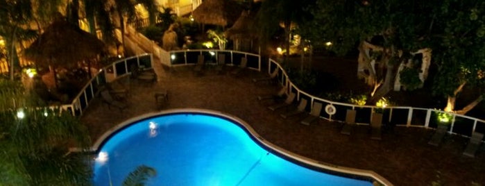 Universal Palms Hotel is one of Lugares favoritos de laura.