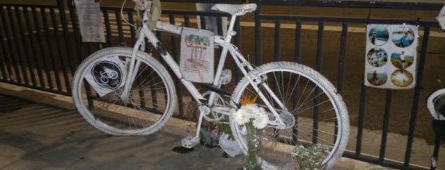 Memorial Juliana Dias (Ghost Bike) is one of Bikes & Cia.