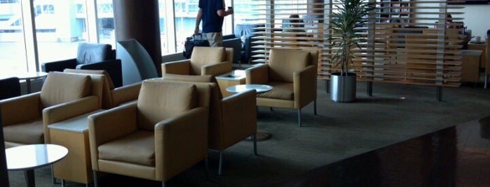 Maple Leaf Lounge (Transborder) is one of Posti che sono piaciuti a Vern.