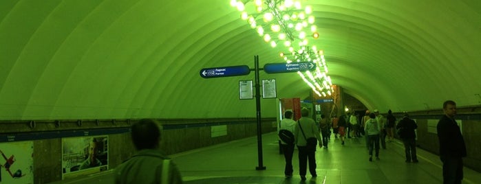metro Ozerki is one of Метро Санкт-Петербурга.
