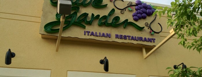 Olive Garden is one of Locais curtidos por Henrique.