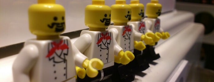 The LEGO Store is one of Robさんのお気に入りスポット.