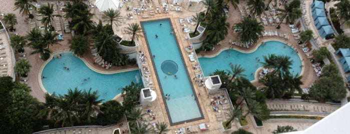 Pool at the Diplomat Beach Resort Hollywood, Curio Collection by Hilton is one of Shannon'un Beğendiği Mekanlar.
