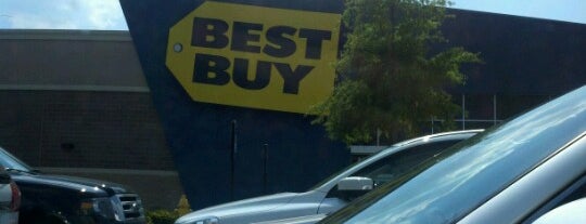 Best Buy is one of danielleさんのお気に入りスポット.