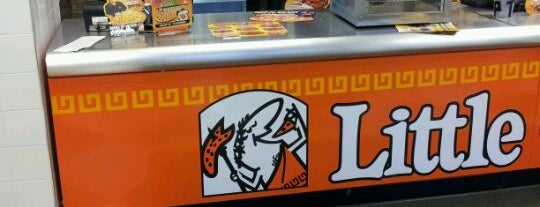 Little Caesar's is one of Locais curtidos por Jim.