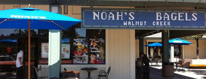 Noah's Bagels is one of Tempat yang Disukai Les.
