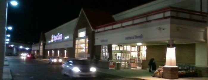 Super Stop & Shop is one of Lugares favoritos de Dave.