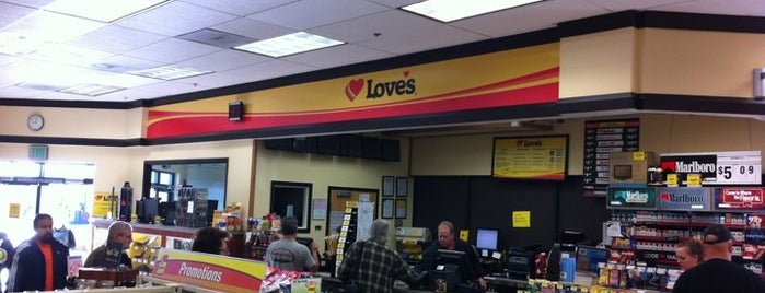 Love's Travel Stop is one of Locais curtidos por Liz.