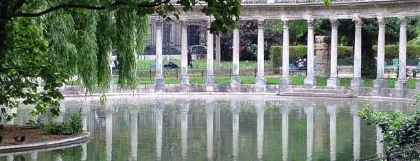 Parc Monceau is one of My favorite places in Paris.