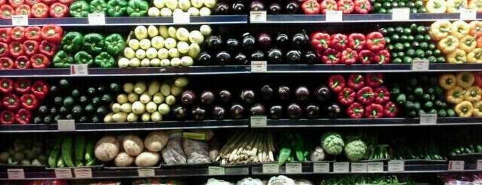 Whole Foods Market is one of Orte, die Sneakshot gefallen.