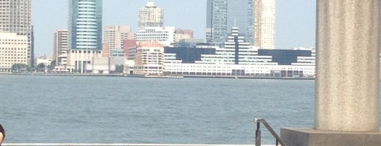 Battery Park City is one of Tempat yang Disukai Andres.