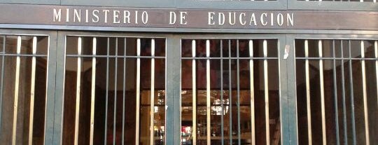 Ministerio de Educación is one of Locais curtidos por Lucia.