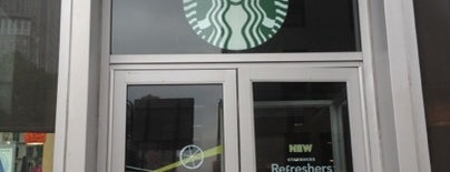 Starbucks is one of Lugares favoritos de Lexi.