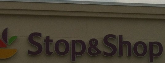 Super Stop & Shop is one of สถานที่ที่ Zachary ถูกใจ.