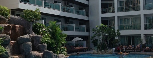 Dragon Beach Resort is one of Tempat yang Disukai Elena.