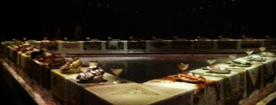 Judy Chicago's 'The Dinner Party' is one of Lieux qui ont plu à Vanessa.