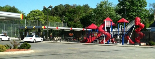 Sonic Drive-In is one of Lugares favoritos de Brandi.