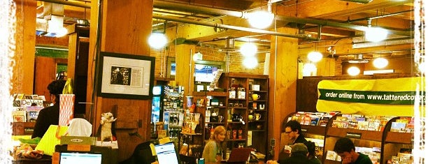 Tattered Cover Bookstore is one of Locais curtidos por Kate.