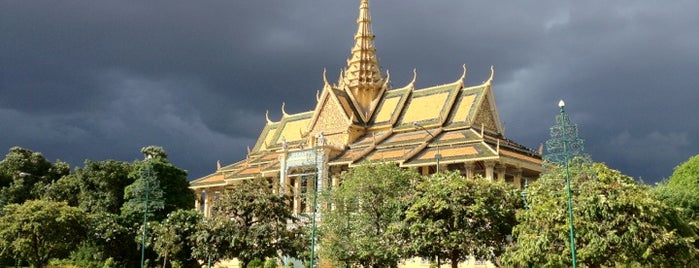 The Royal Palace ព្រះបរមរាជាវាំងនៃរាជាណាចក្រកម្ពុជា is one of Cambodia top things to do.