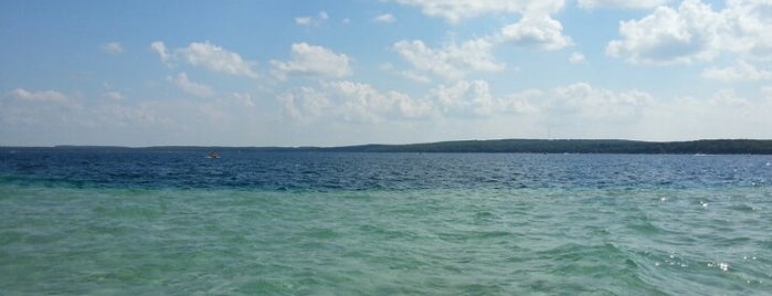 South Higgins Lake is one of Lugares favoritos de Gerry.