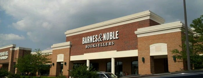 Barnes & Noble is one of Sarah'ın Beğendiği Mekanlar.