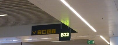 Gate B32 is one of 👓 Ze : понравившиеся места.