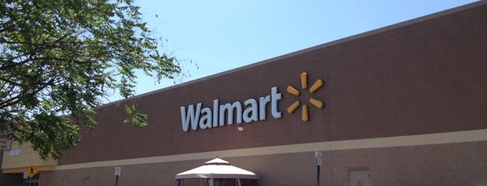 Walmart Supercenter is one of Lugares favoritos de Jordan.