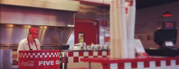 Five Guys is one of Roc Dishさんのお気に入りスポット.