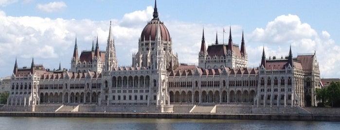 Parlament is one of Budapest , Hongrie.