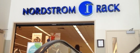Nordstrom Rack is one of Locais curtidos por Kate D.