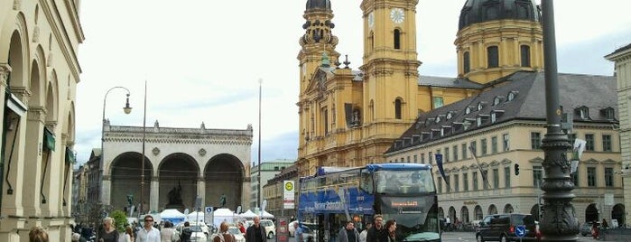 Odeonsplatz is one of Munich Y Salzburgo.