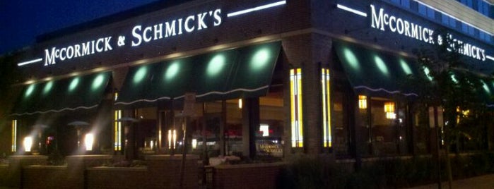 McCormick & Schmick's Seafood & Steak is one of สถานที่ที่ Jim ถูกใจ.