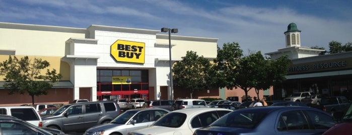 Best Buy is one of สถานที่ที่ Dion ถูกใจ.