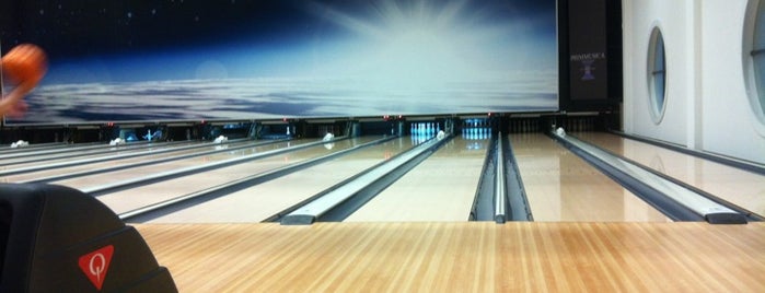 Max Munich Bowling is one of Locais salvos de Martina.