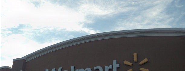 Walmart Supercenter is one of สถานที่ที่ James ถูกใจ.