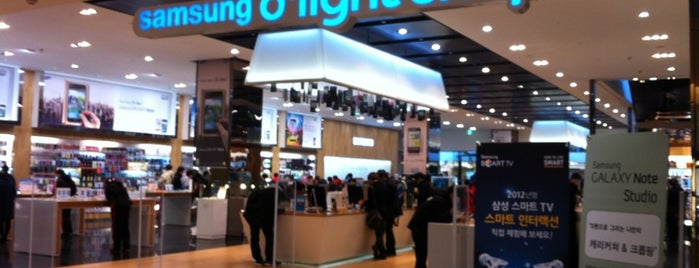 Samsung d'light is one of สถานที่ที่ Thomas ถูกใจ.
