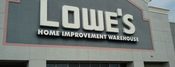 Lowe's is one of Alfredoさんのお気に入りスポット.