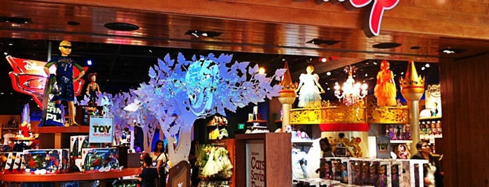 Disney Store is one of Lugares favoritos de Miriam.