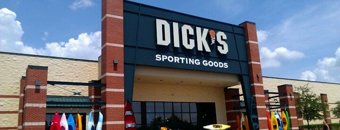 DICK'S Sporting Goods is one of Locais curtidos por Bev.