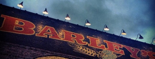 Barley's Taproom & Pizzeria is one of Lugares favoritos de Curtis.