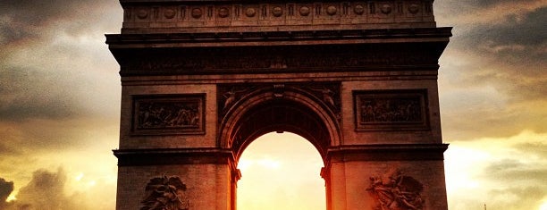 อาร์กเดอทรียงฟ์เดอเลตวล (ประตูชัย) is one of My favorite places in Paris.