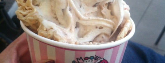 Maggie Moo's Ice Cream and Treatery is one of Tempat yang Disukai Kendra.