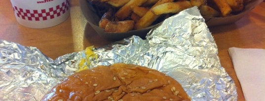 Five Guys is one of Johnさんのお気に入りスポット.