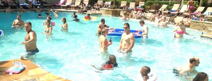 Pool @ Gables Sheridan is one of Lugares favoritos de Michael.