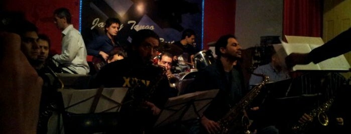 Un lugar en Ortuzar is one of Jazz@Baires.