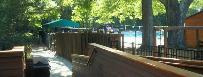 Twin Lakes Swim And Tennis Club is one of Tempat yang Disukai Chester.