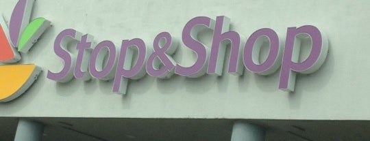 Stop & Shop is one of สถานที่ที่ Lynn ถูกใจ.